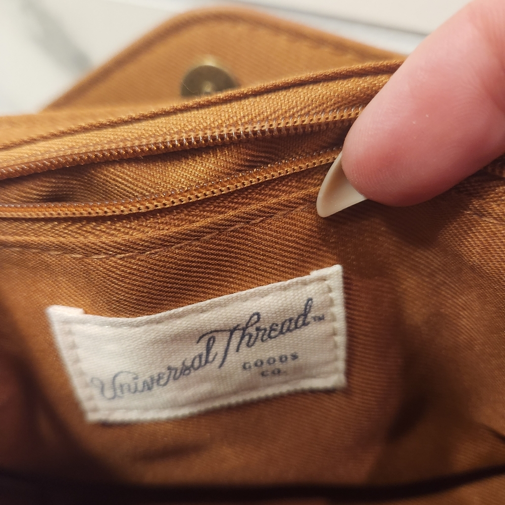 Universal Thread Purse - Picture 4 of 5